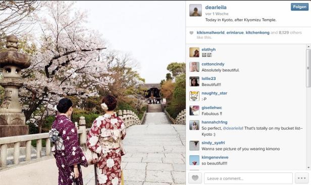 Zwei Frauen in Kimonos überqueren eine Brücke in Kyoto, möglicherweise in der Nähe des Kiyomizu-Tempels.