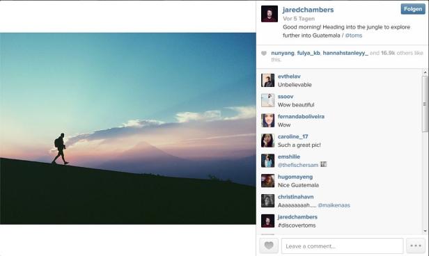 Ein Wanderer geht in Guatemala vor einer Bergkulisse entlang.