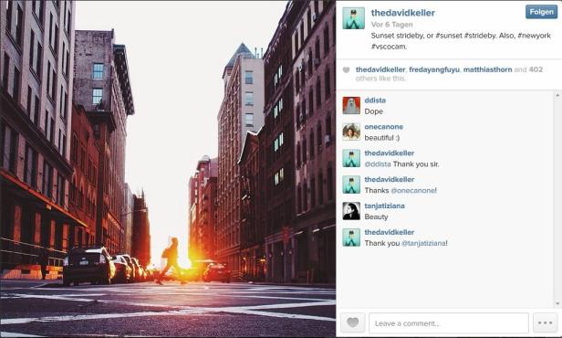 Ein Fußgänger überquert eine Straße in New York bei Sonnenuntergang.