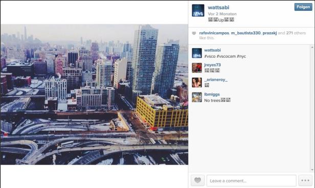 Blick auf eine Stadtszene mit Hochhäusern und einem komplexen Autobahnnetz.