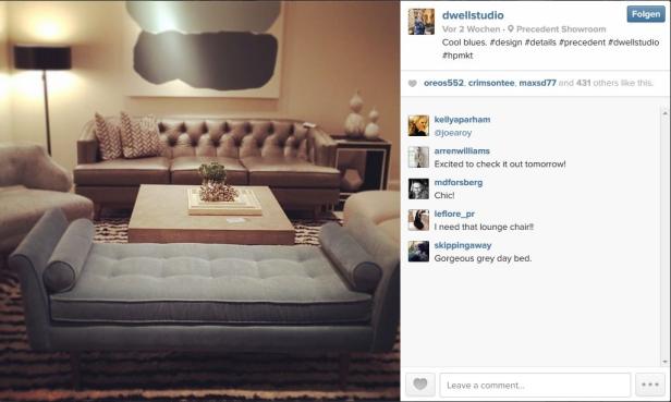 Ein Wohnzimmer mit einem grauen Sofa, einem braunen Ledersofa und einem Couchtisch.