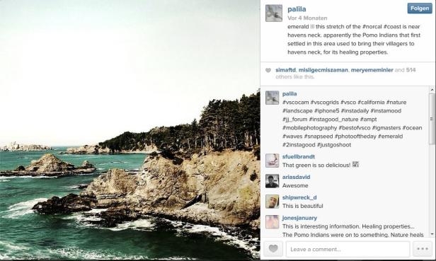 Die Küste Kaliforniens mit Felsen und türkisfarbenem Wasser.
