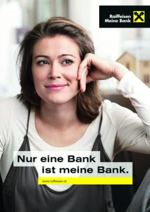 Nachhaltigkeit/Raiffeisen Eine lächelnde Frau, die für eine Raiffeisenbank-Werbung posiert.