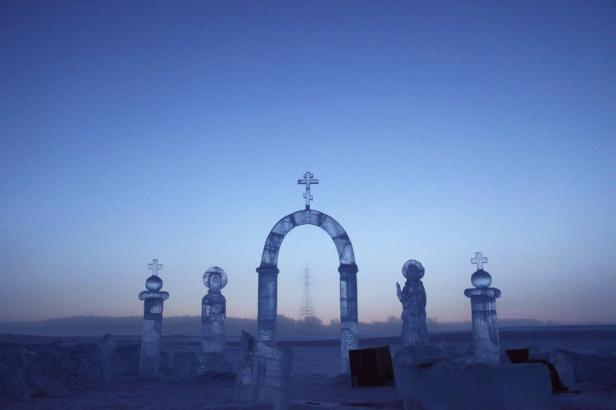 Eisskulpturen einer Kirche unter einem blauen Himmel.