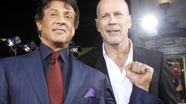 Sylvester Stallone und Bruce Willis posieren zusammen auf einer Veranstaltung.