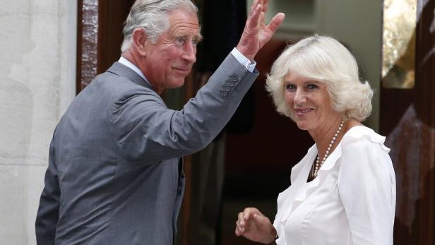König Charles und Königin Camilla winken in die Menge.
