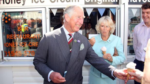 König Charles und Königin Camilla essen Eis vor einem Eiswagen.