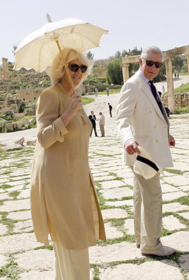 König Charles und Königin Camilla besuchen eine antike Stätte in Jordanien.