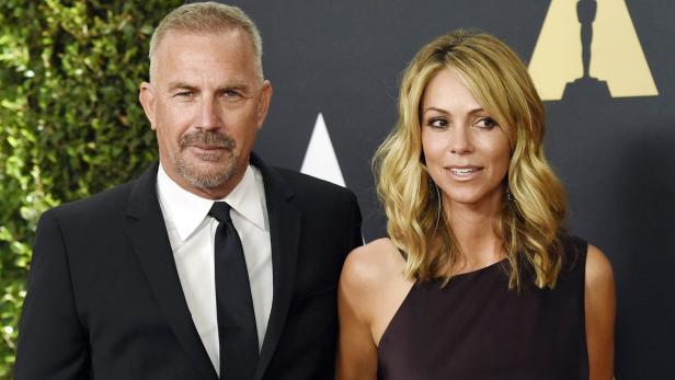 Kevin Costner mit seiner Frau bei einer Veranstaltung.