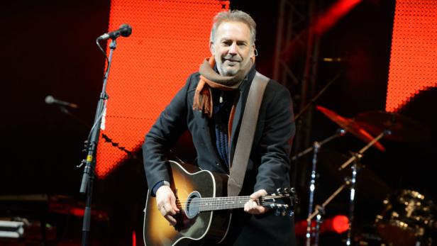 Kevin Costner mit Band in Schladming