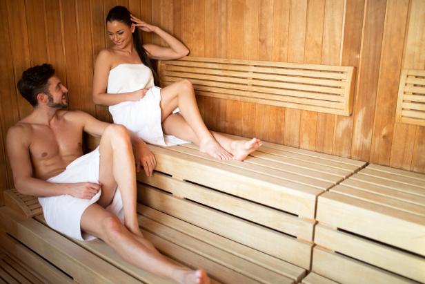 Paar in der Sauna eines Spa-Bereichs