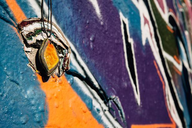 Wienerin macht Schmuck aus Graffiti-Schichten