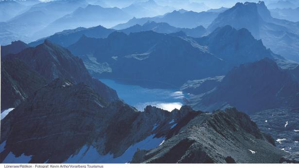 Der türkisblaue Lünersee eingebettet in die Bergwelt des Rätikon.