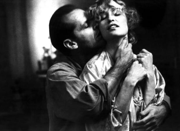 Jack Nicholson umarmt und küsst Faye Dunaway in einer Szene aus dem Film „Chinatown“.