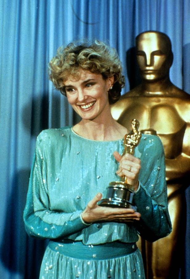 Jessica Lange hält bei der Oscar-Verleihung eine Oscar-Statue in den Händen.