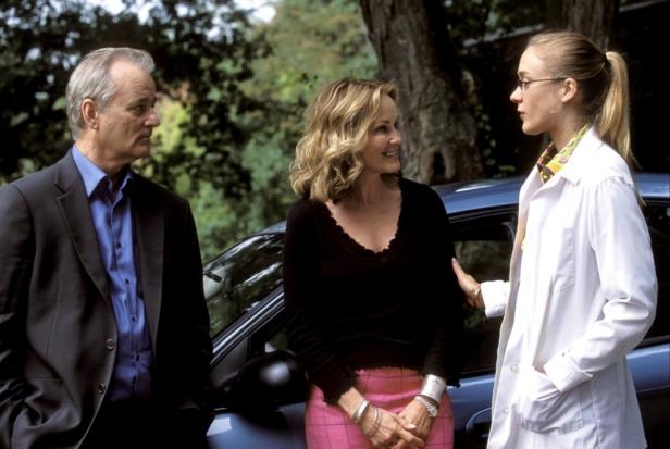 Bill Murray, Jessica Lange und Chloë Sevigny stehen vor einem Auto.
