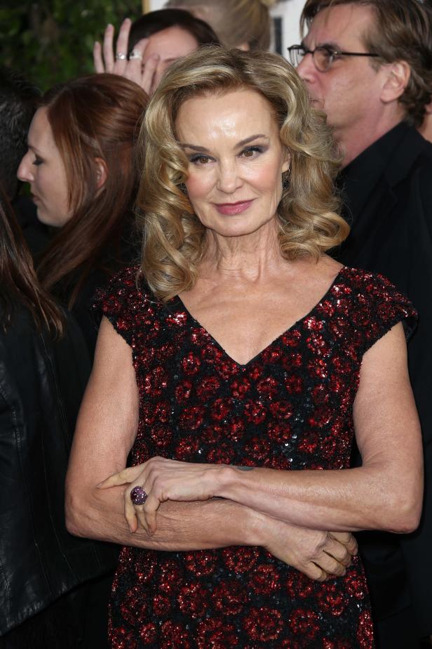 Jessica Lange auf dem roten Teppich in einem rot-schwarzen Paillettenkleid.