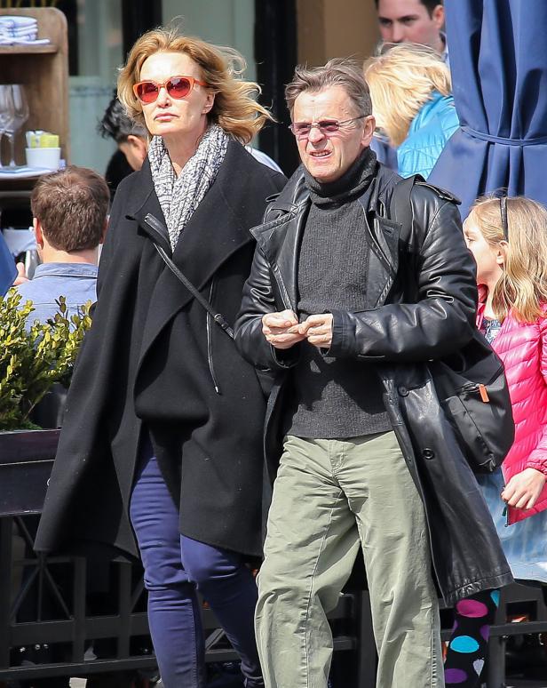 Jessica Lange und Mikhail Baryshnikov sind draußen unterwegs.