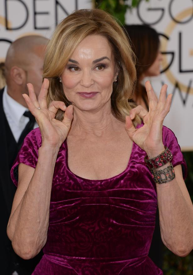Jessica Lange bei einer Preisverleihung in einem violetten Kleid, die mit ihren Händen „Okay“ Zeichen macht.