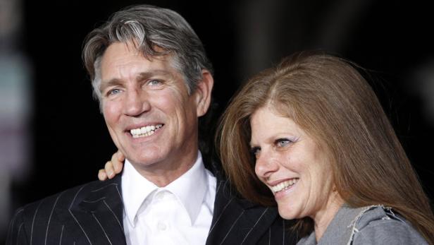 Eric Roberts und seine Frau Eliza Roberts lächeln auf einem Event.
