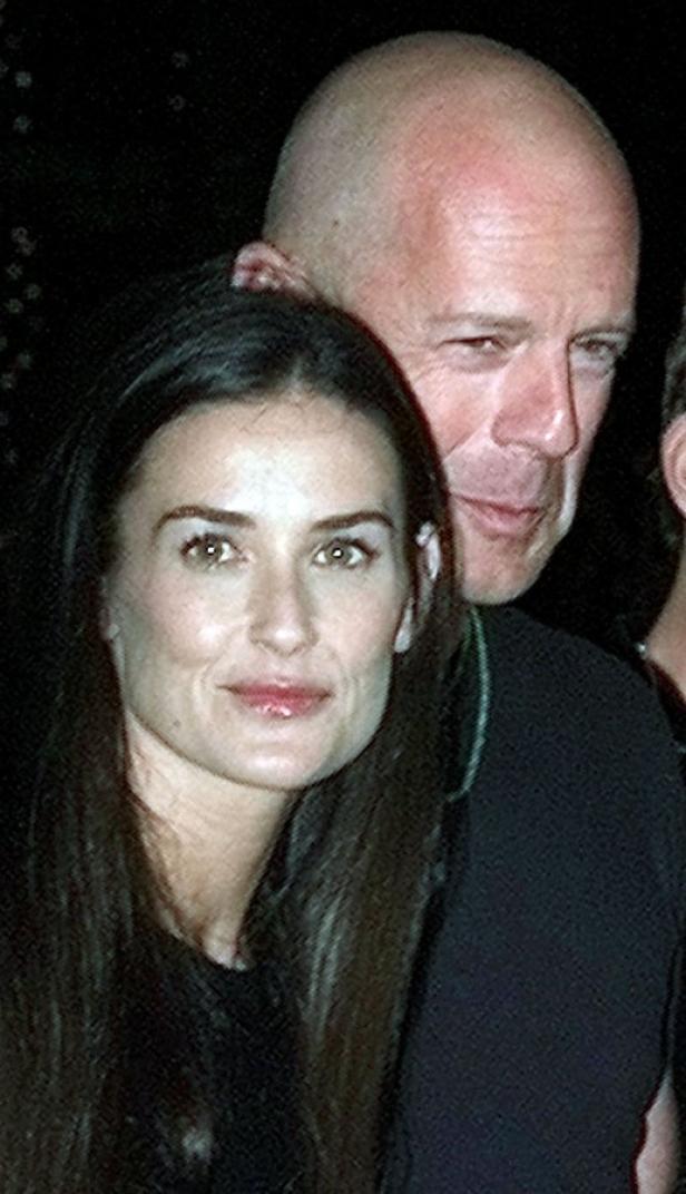 Demi Moore und Bruce Willis posieren für ein Foto.