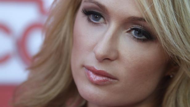 Nahaufnahme von Paris Hilton mit blonden Haaren und blau-grauen Augen.