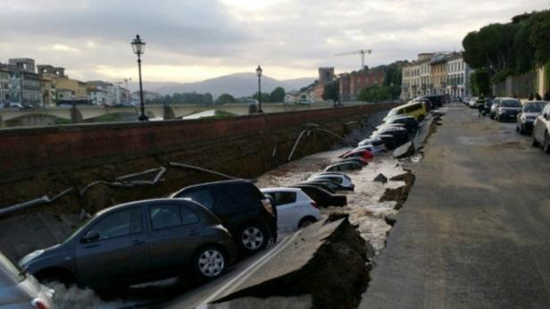 Florenz: Straße brach ein, 20 Autos sackten in Erdloch