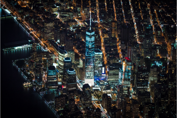 Nachtsicht auf die Skyline von New York City mit dem One World Trade Center.