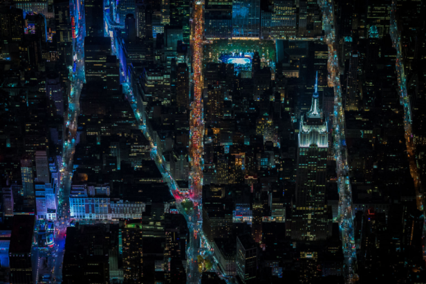 Nachtsicht auf New York City mit dem beleuchteten Empire State Building.