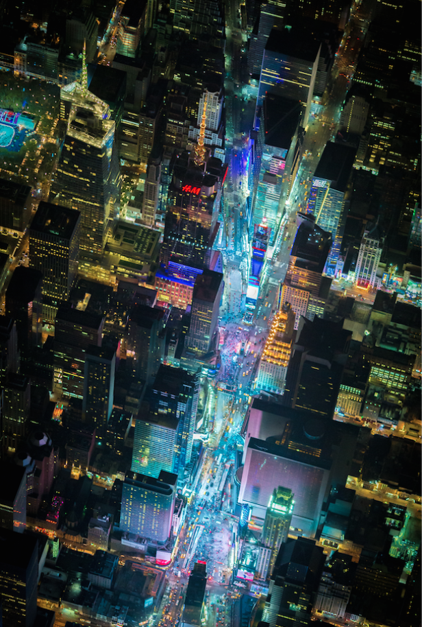 Luftaufnahme des Times Square in New York City bei Nacht.