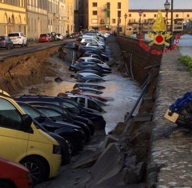 Florenz: Straße brach ein, 20 Autos sackten in Erdloch