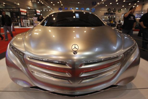 Die Frontansicht eines silberfarbenen Mercedes-Benz Konzeptfahrzeugs auf einer Automobilausstellung.
