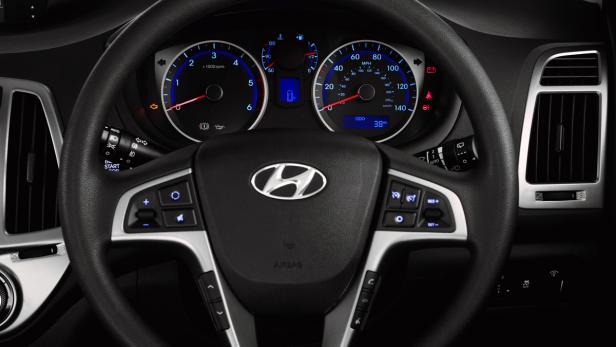 Das Interieur eines Hyundai-Autos, mit Fokus auf das Lenkrad und das Armaturenbrett.