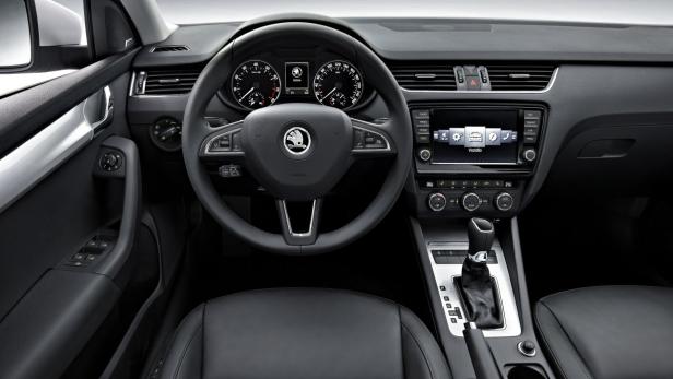 Das Interieur eines Skoda Octavia mit schwarzem Lederlenkrad und Automatikgetriebe.