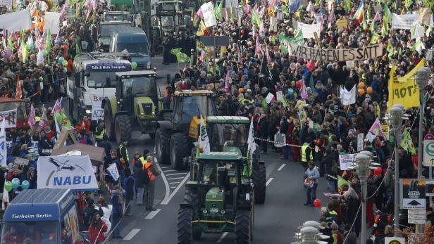 Grüne Woche: Bio-Strohhalme und Hengst-Sprünge