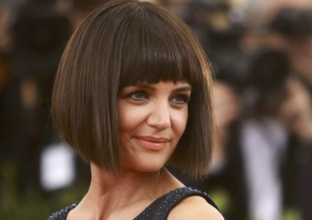 Porträt von Katie Holmes mit einem braunen Bob und Pony.