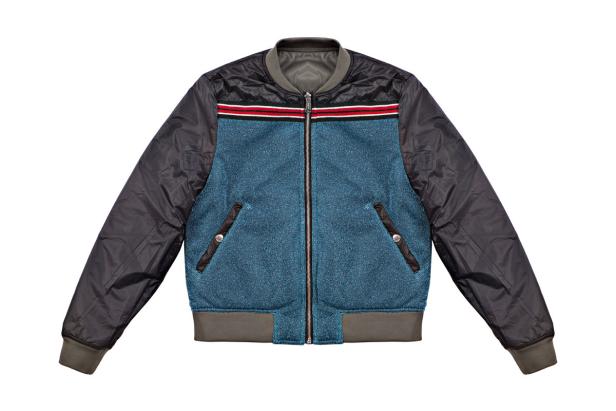 Eine blaue Bomberjacke mit schwarzen Ärmeln und roten und weißen Streifen.