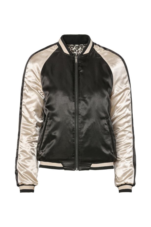 Eine schwarze Bomberjacke mit cremefarbenen Ärmeln und Leopardenmuster im Kragen.
