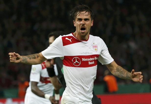 Ein Fußballspieler des VfB Stuttgart jubelt mit erhobenen Armen.