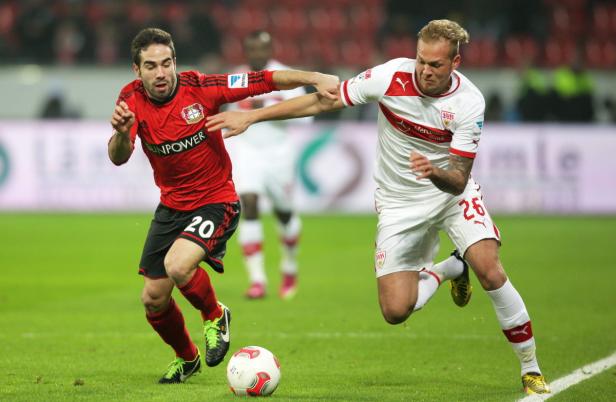 Zwei Fußballspieler kämpfen um den Ball auf dem Spielfeld.