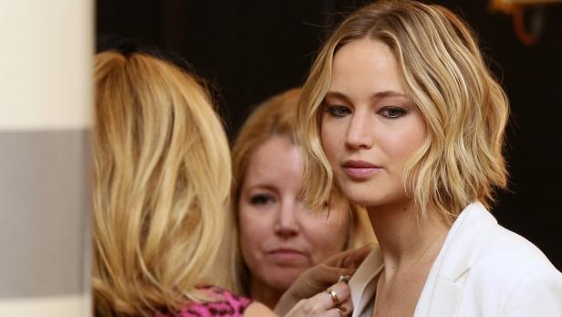 Jennifer Lawrence wird von Stylisten für eine Veranstaltung vorbereitet.