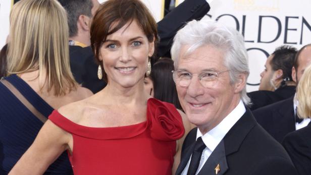 Richard Gere posiert mit Alejandra Silva auf dem roten Teppich.