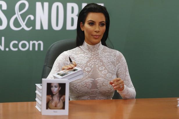Kim Kardashian signiert Bücher in einem Barnes & Noble Buchladen.