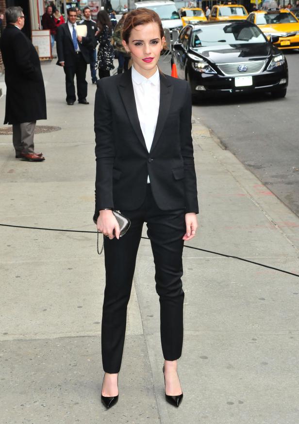 Emma Watson in einem schwarzen Hosenanzug auf einer Straße in New York.