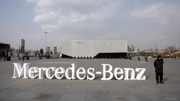 Große „Mercedes-Benz“-Buchstaben stehen auf einem Platz in einer Stadt.