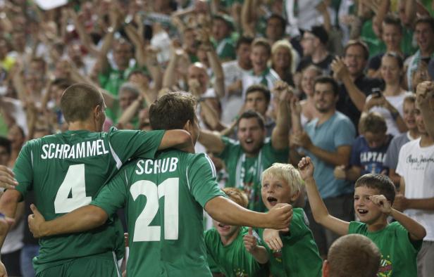 Zwei Fußballspieler, Schrammel und Schub, werden von Fans bejubelt.