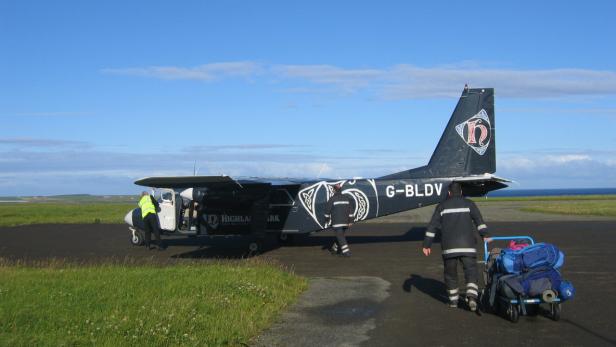 Ein kleines Flugzeug von Highland Airways wird mit Gepäck beladen.