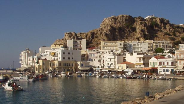 Blick auf den Hafen von Pigadia auf der griechischen Insel Karpathos.