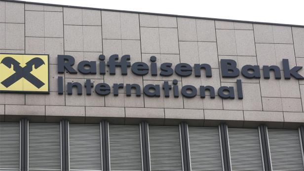 Die Fassade der Raiffeisen Bank International mit Logo.