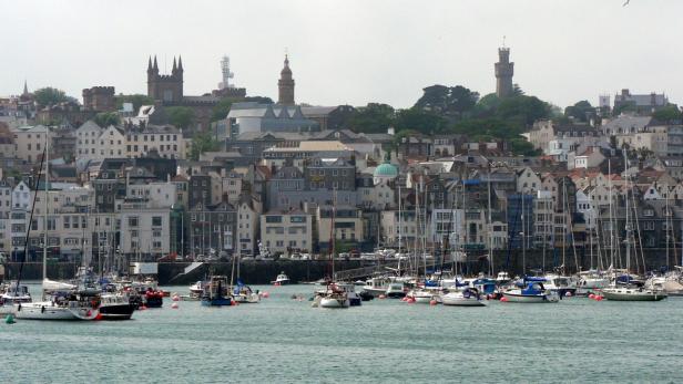 Blick auf St. Helier, Jersey, mit zahlreichen Booten im Hafen.